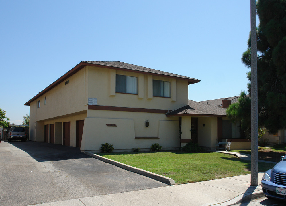 16572 Regina Cir in Huntington Beach, CA - Building Photo