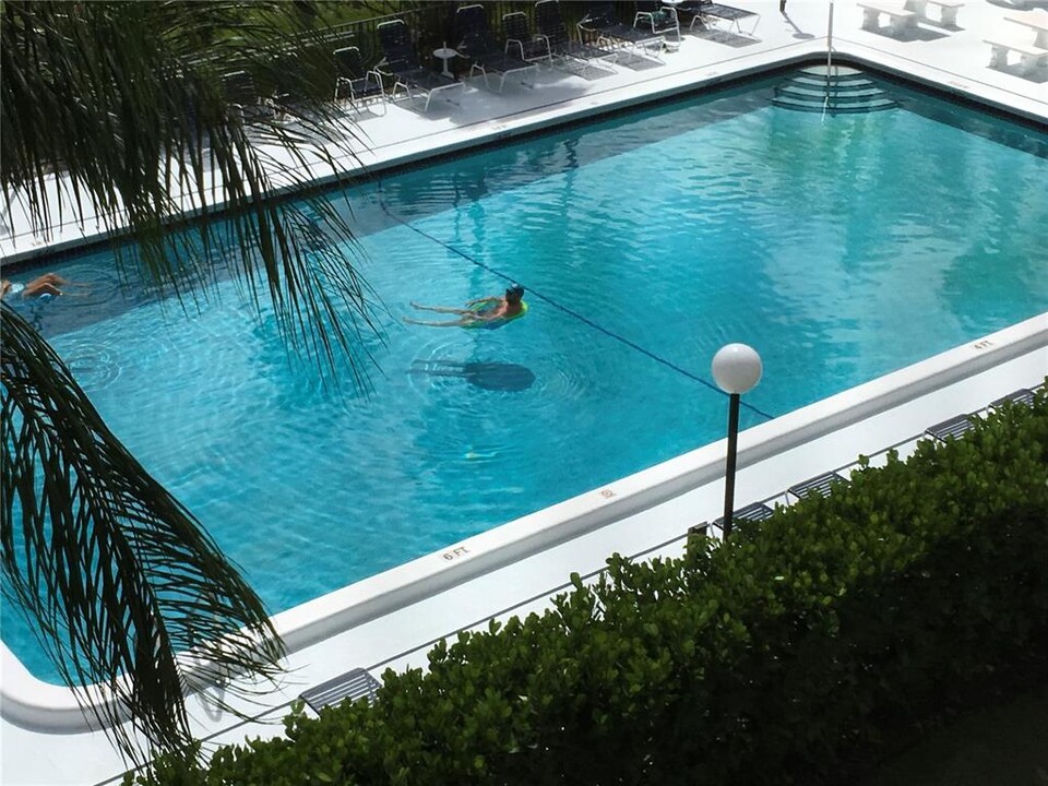 2220 N Cypress Bend Dr, Unit 401 in Pompano Beach, FL - Foto de edificio