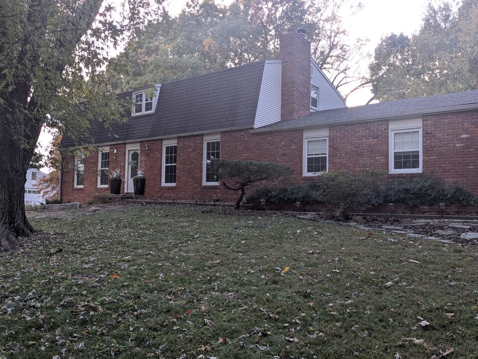 1306 Marion Dr in Neosho, MO - Foto de edificio