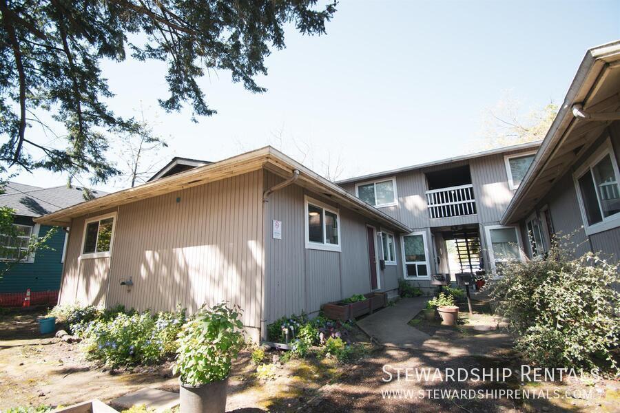 1359 Liberty St NE in Salem, OR - Foto de edificio