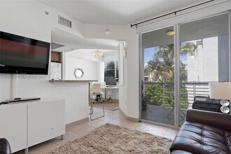 110 Washington Ave in Miami Beach, FL - Building Photo - Building Photo