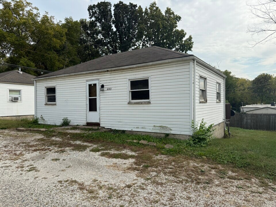 10703 Hickman Mills Dr in Kansas City, MO - Building Photo