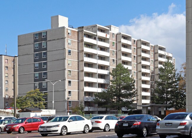 Geneva On The Park Condominiums in St Catharines, ON - Building Photo - Primary Photo