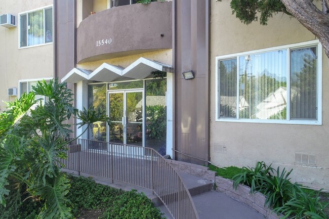 15540 Moorpark St in Encino, CA - Building Photo - Building Photo