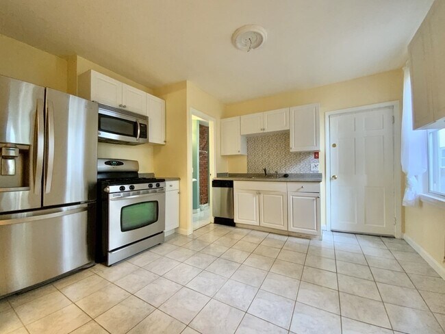 7 Bartlett Ave in Arlington, MA - Building Photo - Building Photo