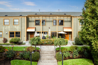 2025 SE Caruthers St in Portland, OR - Foto de edificio - Building Photo