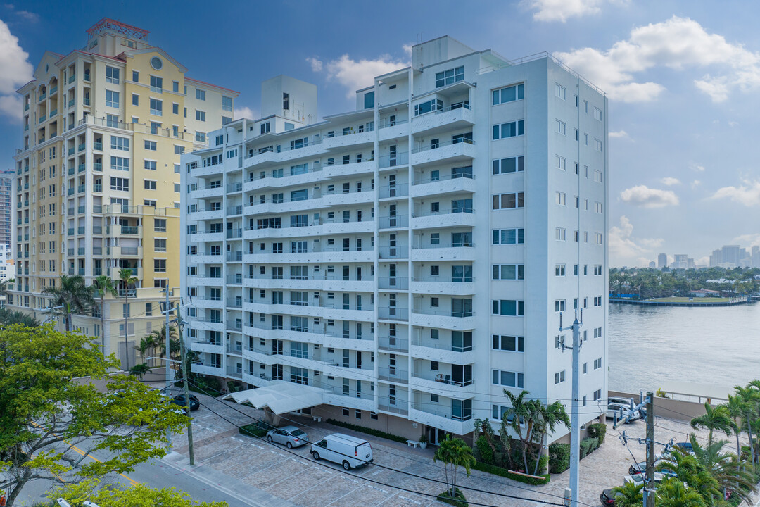 Versailles Condominiums in Fort Lauderdale, FL - Building Photo