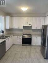 4061 Sixth Line in Oakville, ON - Building Photo