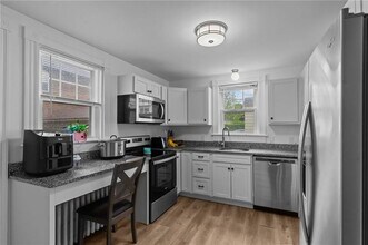 44 Bedlow Ave in Newport, RI - Foto de edificio - Building Photo