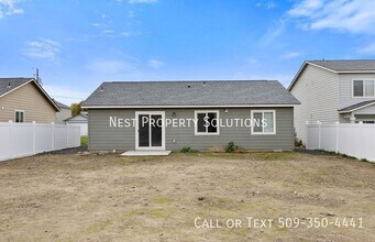 322 W 6th St in Warden, WA - Building Photo - Building Photo