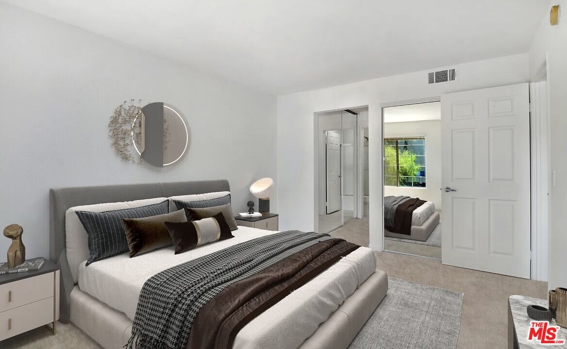 5545 Canoga Ave in Los Angeles, CA - Building Photo