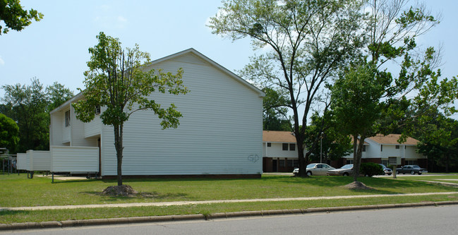 Murchison Townhouses in Fayetteville, NC - Building Photo - Building Photo