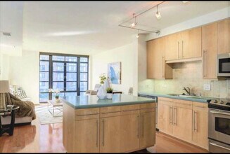 437 New York Ave NW, Unit 308 in Washington, DC - Foto de edificio - Building Photo