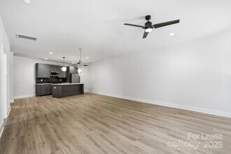 1306 Carolyn Dr in Charlotte, NC - Foto de edificio - Building Photo