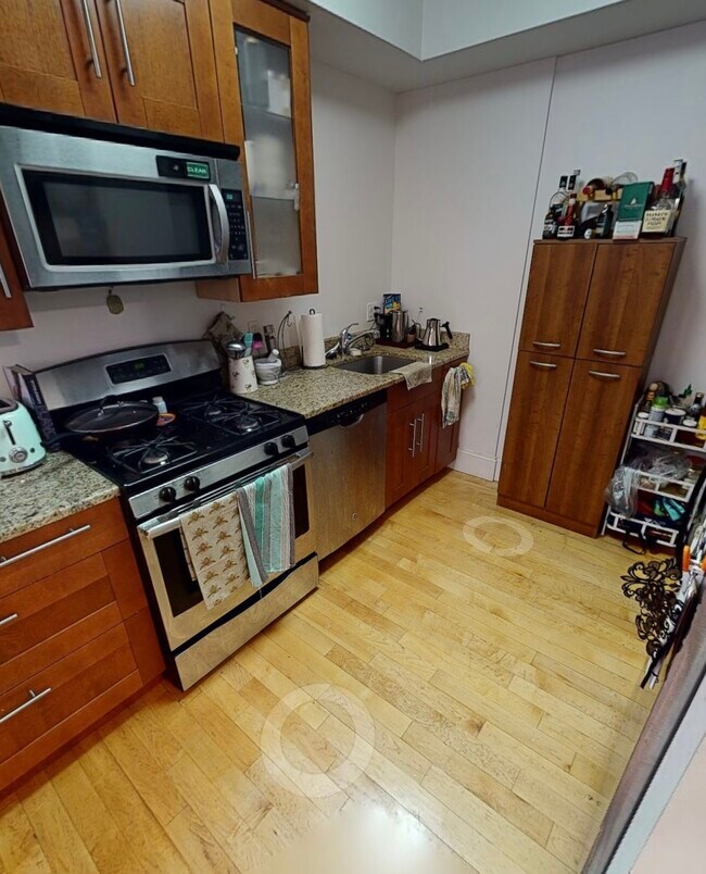 672 Washington St, Unit 4 in Brookline, MA - Foto de edificio - Building Photo