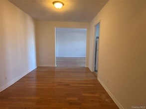 23 Schenck Ave in Great Neck, NY - Building Photo - Building Photo