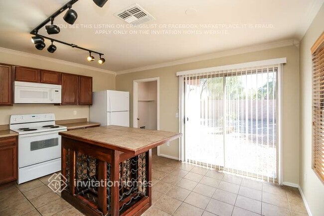 1813 N 94th Ave in Phoenix, AZ - Foto de edificio - Building Photo