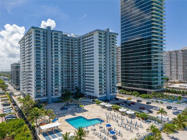 2030 S Ocean Dr in Hallandale Beach, FL - Foto de edificio - Building Photo