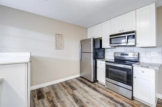 2101 Fountain View Dr, Unit B in Houston, TX - Building Photo - Building Photo