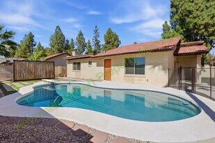 341 E Tremaine Ave in Gilbert, AZ - Building Photo