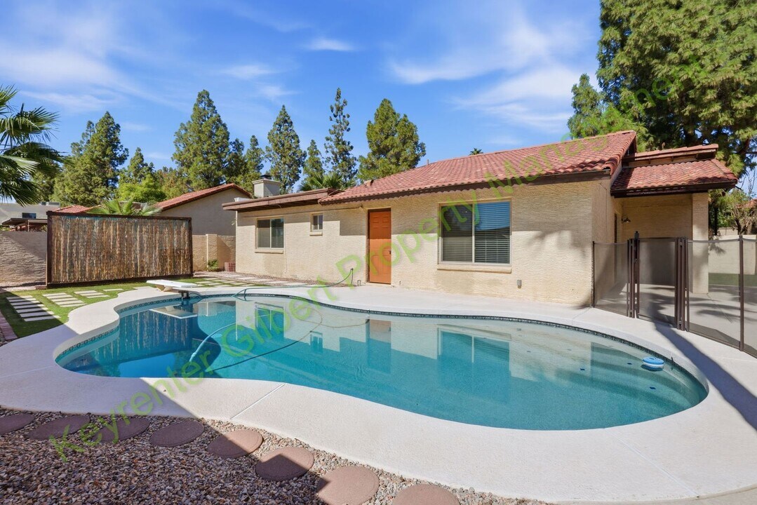 341 E Tremaine Ave in Gilbert, AZ - Building Photo