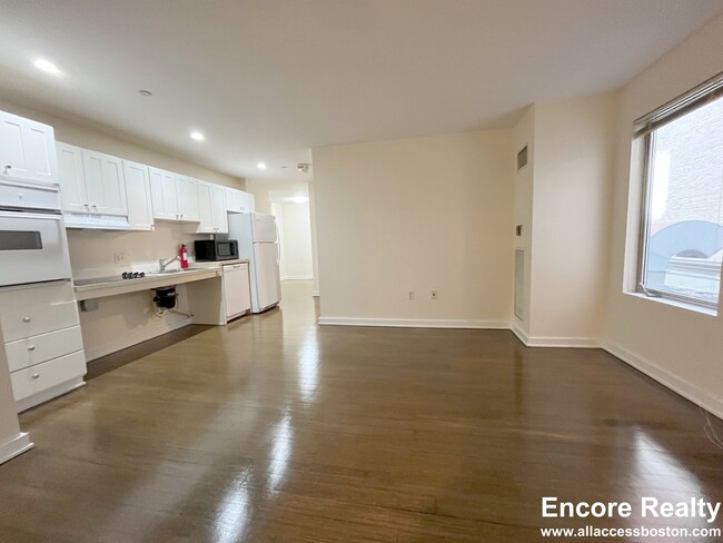 45 Boylston St, Unit 2 BED 1 BATH VERY CLEANNN in Brookline, MA - Building Photo - Building Photo