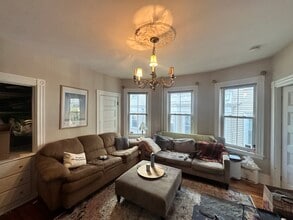 12 Oswald St, Unit 1 in Boston, MA - Foto de edificio - Building Photo