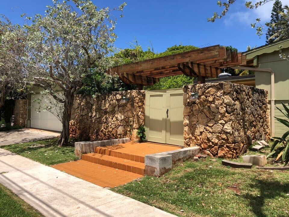 647 Paopua Lp in Kailua, HI - Building Photo