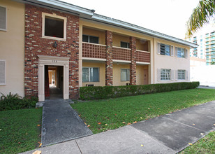 126 Sidonia Ave in Coral Gables, FL - Foto de edificio - Building Photo