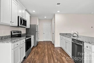Room in House on Nia Rd in Charlotte, NC - Foto de edificio - Building Photo