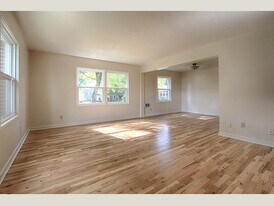 10325 SW Eastridge St in Portland, OR - Building Photo