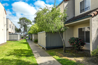 Townhomes on Gading in Hayward, CA - Building Photo - Building Photo