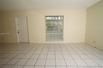 8050 Camino Ct in Miami, FL - Building Photo - Building Photo