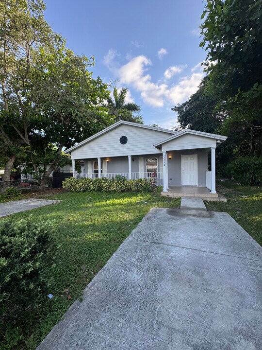 22250 Miami Ave in Miami, FL - Building Photo