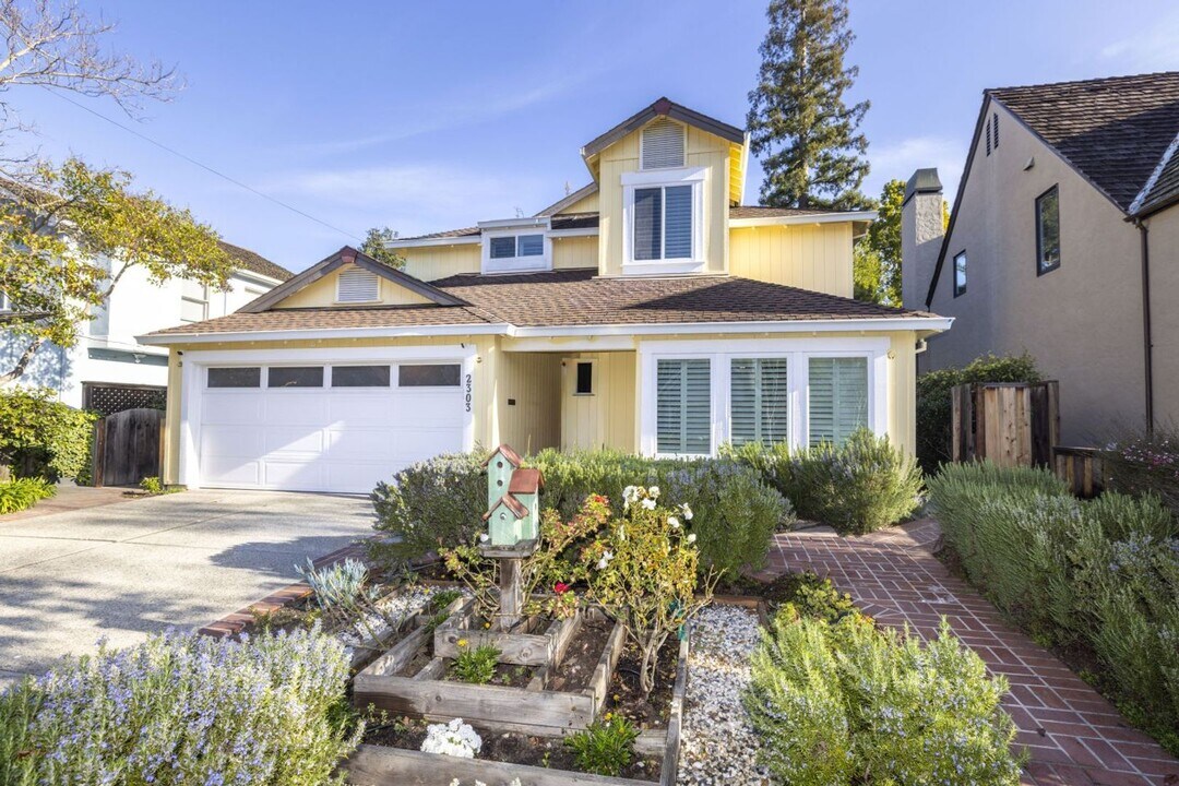 2303 Ramona St in Palo Alto, CA - Building Photo