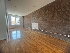 Fully Renovated 1-Bedroom Apartment in the in Queens, NY - Building Photo - Building Photo