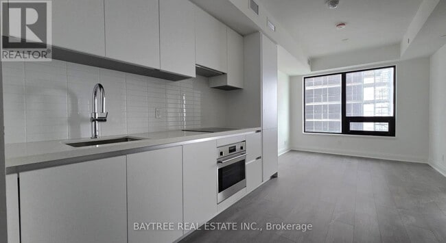 2 Erskine Rd in Mississauga, ON - Building Photo - Building Photo