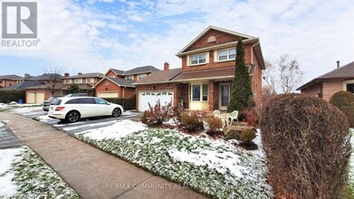 12 Hialeah Crescent in Whitby, ON - Building Photo - Building Photo