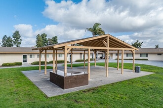 Meadowbrook in San Diego, CA - Foto de edificio - Building Photo