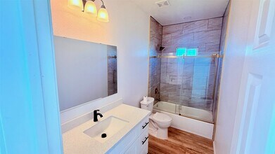 7018-5914 02 in Cleveland, TX - Building Photo - Building Photo