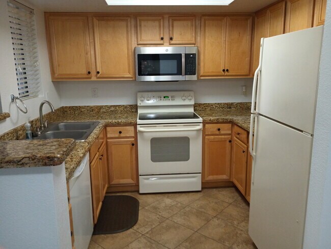 5757 W Eugie Ave, Unit #1112 in Glendale, AZ - Building Photo - Building Photo