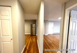 230 Babcock St, Unit 1B in Brookline, MA - Building Photo - Building Photo