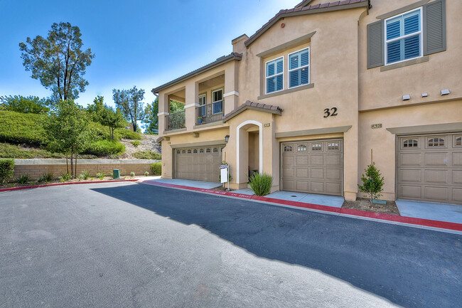 42922 Calle Cristal in Temecula, CA - Foto de edificio - Building Photo