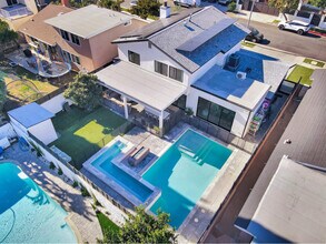 6324 Geyser Ave in Los Angeles, CA - Foto de edificio - Building Photo