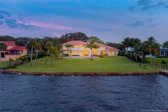 901 SE Riverside Dr in Stuart, FL - Building Photo - Building Photo
