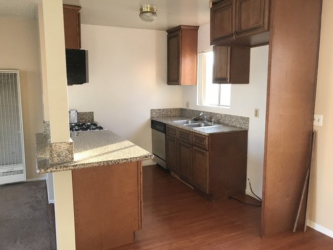 2308 Clark Ln, Unit 4 in Redondo Beach, CA - Foto de edificio - Building Photo