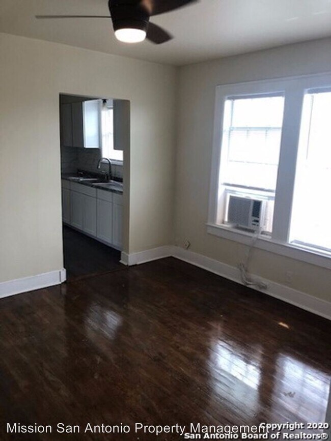 614 E Dewey Pl in San Antonio, TX - Building Photo - Building Photo