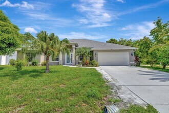1701 SW Penrose Ave in Port St. Lucie, FL - Foto de edificio - Building Photo