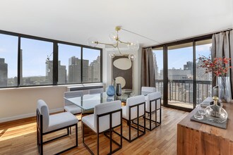 330 E 75th St in New York, NY - Foto de edificio - Building Photo