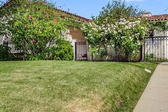 10514 Rochester Ave in Los Angeles, CA - Building Photo - Building Photo